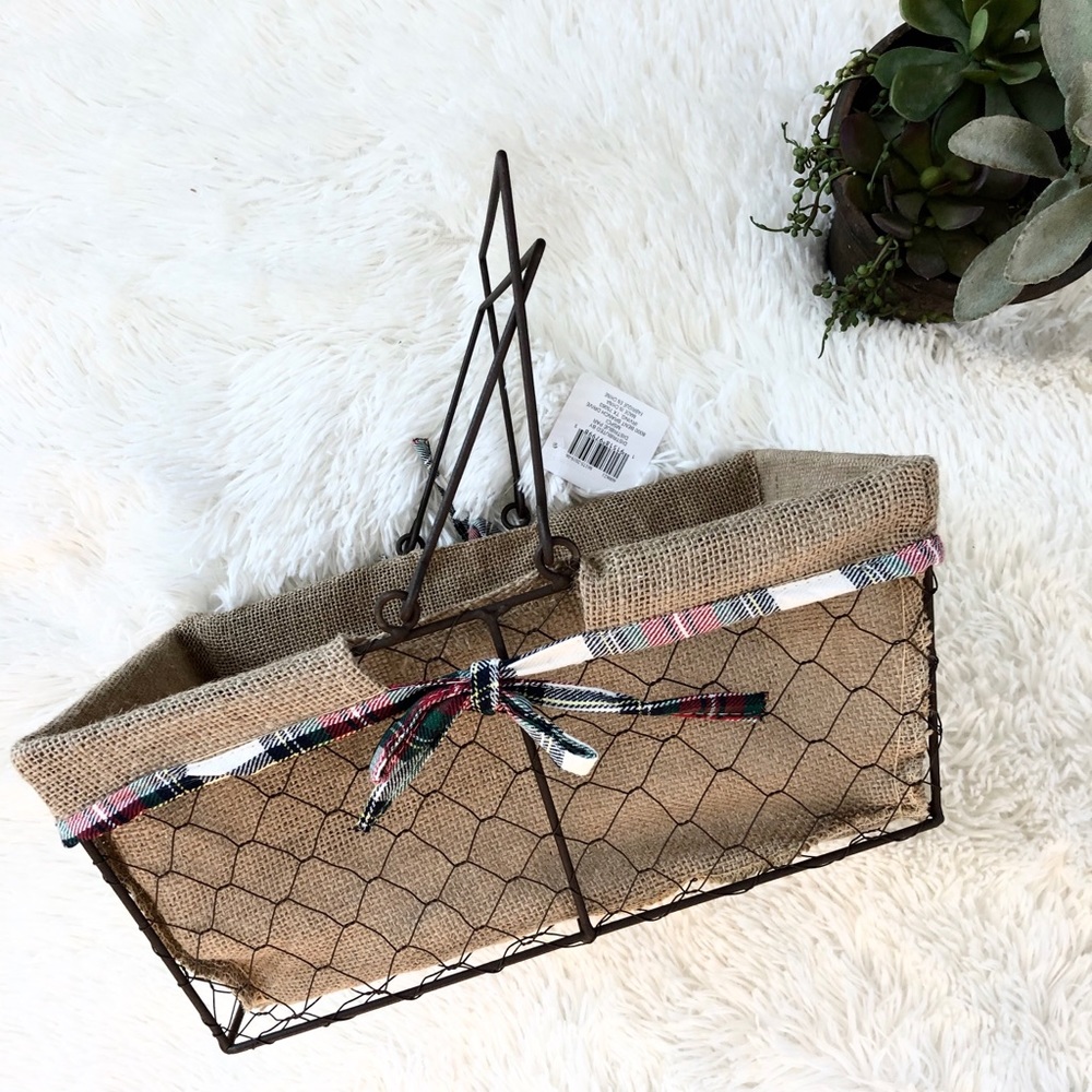 🆕New with tags STURDY wire basket with handles.